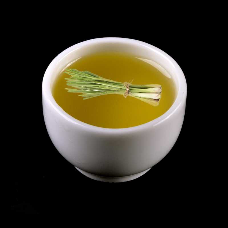 Lemongrass essential oil, or lemongrass, is known for its fresh scent and very good repellent properties. It is also often used for rheumatic foot ailments. All