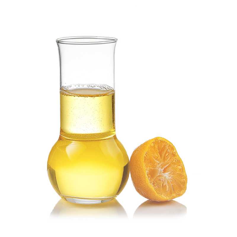 Clementine essential oil is extracted by cold pressing from the rind of the fruit. It has a pleasant citrus, exotic and sweet aroma.
The general health benefit