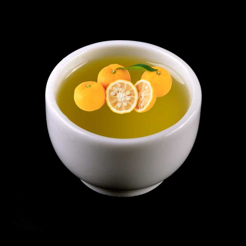 Yuzu essential oil is a citrus essential oil similar to bergamot. It is obtained by pressing the peels of yuzu lemon fruits resembling mandarin oranges. Yuzu es
