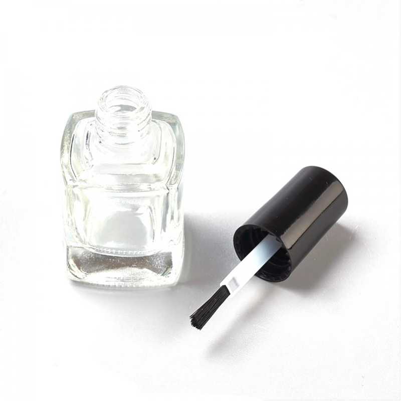Transparent glass bottle with a platinum black cap and a brush for applying the polish with a standard volume of 10 ml.The packaging has been tested and meets c