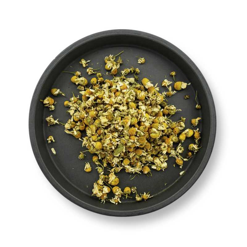 Chamomile is characterized by its delicate scent and tiny flowers. Its beneficial effects were already known to the ancient Egyptians. It is anti-inflammatory a