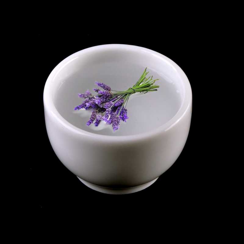 Lavender floral water with a penetrating scent comes from approved organic production. Produced by steam distillation. It has soothing and antibacterial effects