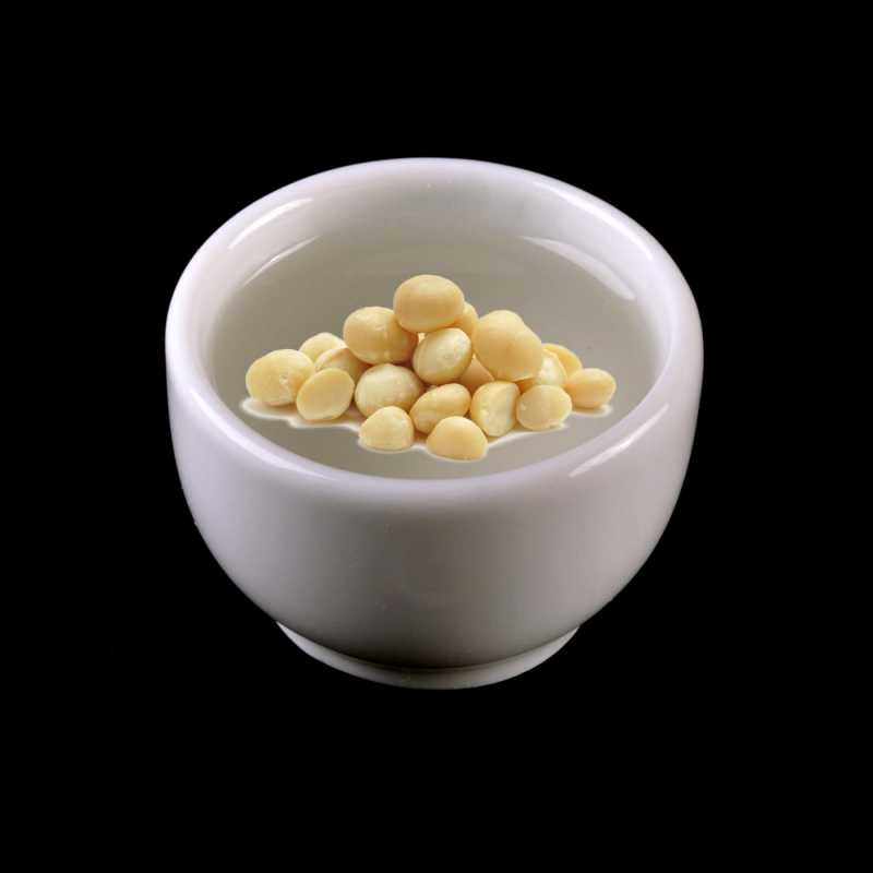 Macadamia oil is extracted from macadamia (or macadamia) nuts. We offer it to you cold pressed in organic quality. It contains a large amount of antioxidants an