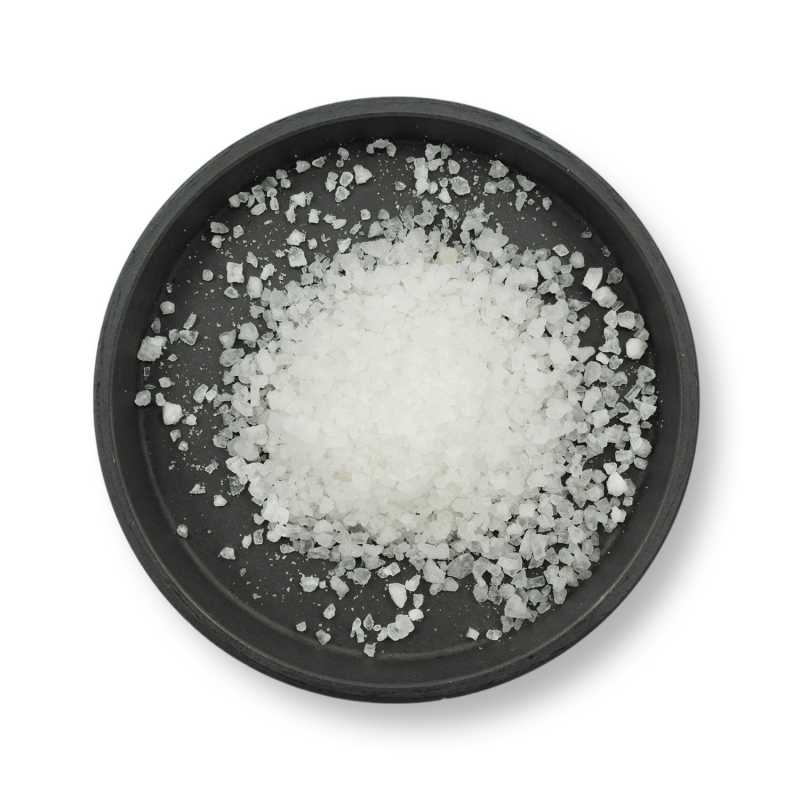 Sea salt is an excellent source of minerals that affect the condition of our skin and provide it with nutrients.
In cosmetics, it is mainly used in the product