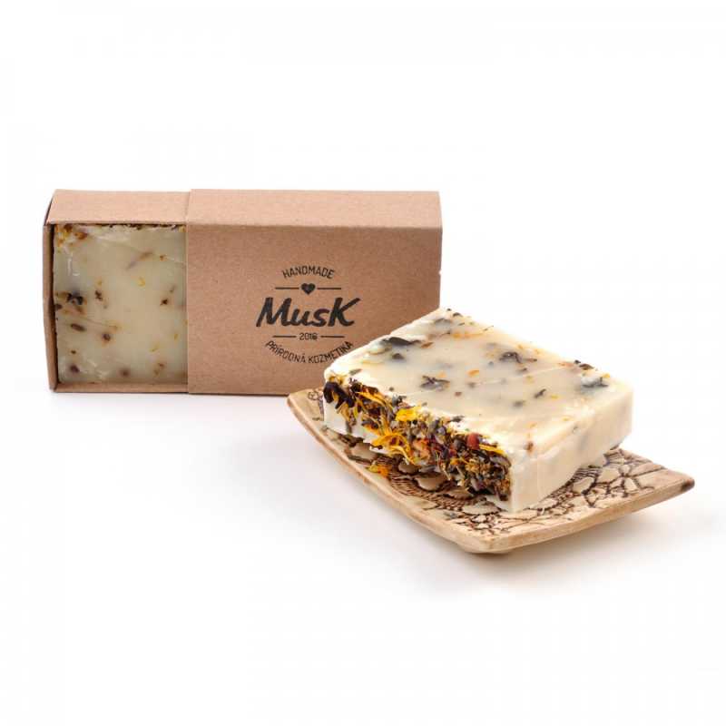 Blooming Meadow is a soap containing 6 types of dried flowers. The combination of essential oils of the floral scents geranium, lavender and palmarosa is fresh,
