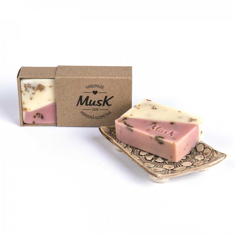 The romantic combination of rose and jasmine herbs give this soap not only a beautiful floral scent, but also the healing benefits of these plants. In addition 