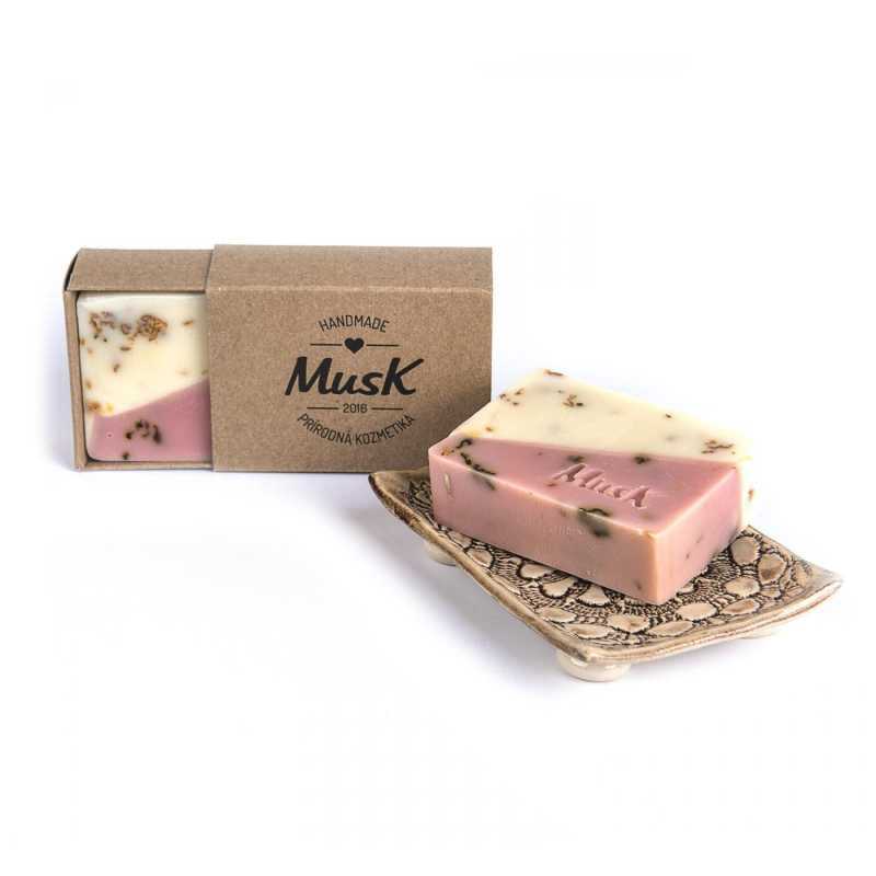 The romantic combination of rose and jasmine herbs give this soap not only a beautiful floral scent, but also the healing benefits of these plants. In addition 