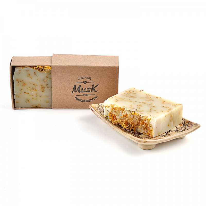 With the Rays of the Sun is a soap without added dyes containing calendula extract, dried calendula flowers and a pleasant floral-herbal scent.
It is a natural
