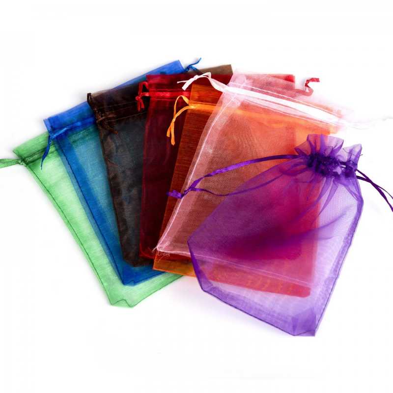 Organza pocket which is tightened at the top and closed with a ribbon. It is transparent and is used for wrapping jewellery or small gifts and objects. The pack