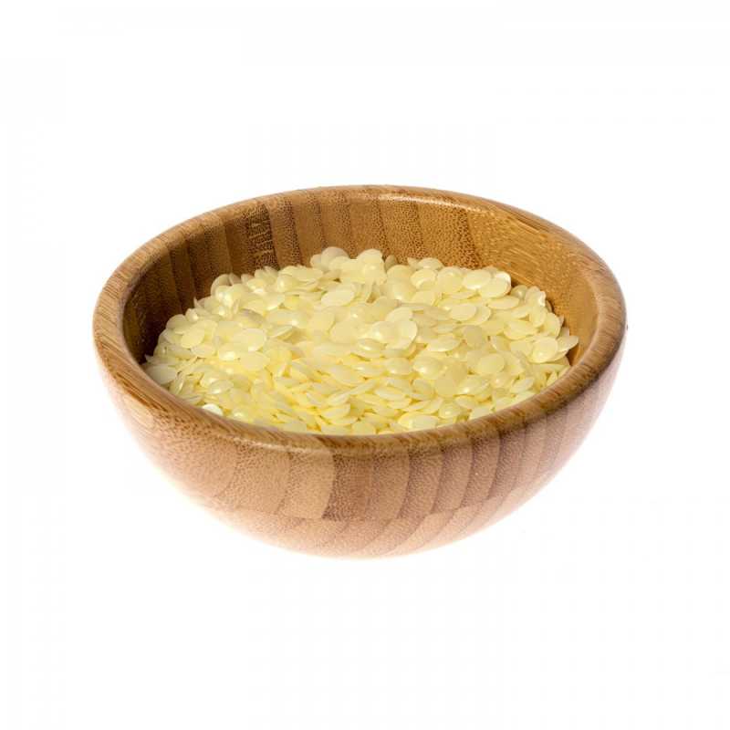 Rice wax is obtained from rice bran.
It is sold as flakes or balls and is almost odourless. It is therefore a plant-based, vegan substitute for beeswax, but is
