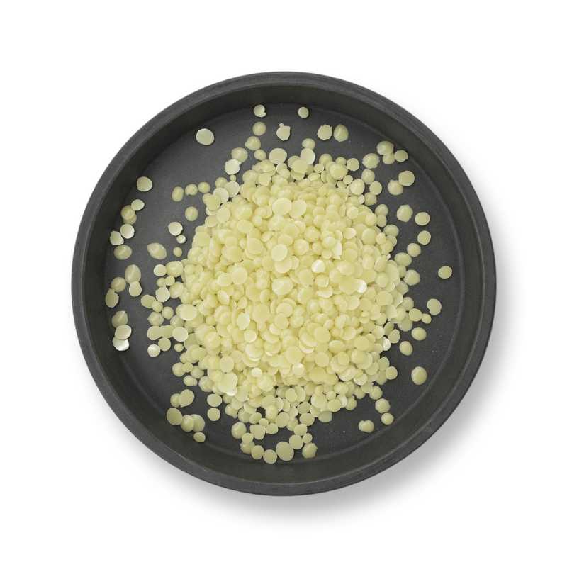 Rice wax is obtained from rice bran.
It is sold as flakes or balls and is almost odourless. It is therefore a plant-based, vegan substitute for beeswax, but is