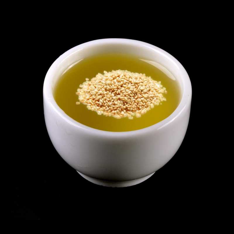 Sesame oil is extracted from sesame seeds (Sesamum indicum). It is suitable for all skin types and is used especially in skin care against cellulite and stretch