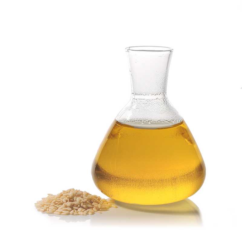 Sesame oil is extracted from sesame seeds (Sesamum indicum). It is suitable for all skin types and is used especially in skin care against cellulite and stretch