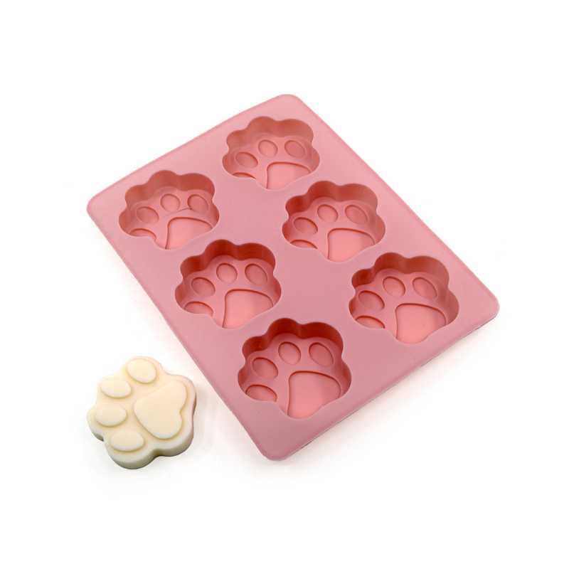 Silicone moulds are very flexible and can be used to cast a variety of substances including soaps, waxes and soap bases.
Pour the liquid heated mass into the m