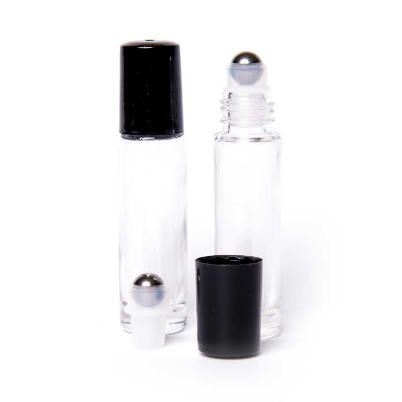 Glass roll-on with plastic lid in transparent combination of pink and blue.
It is a smaller roll-on with a volume of only 10 ml, so it is more suitable for per