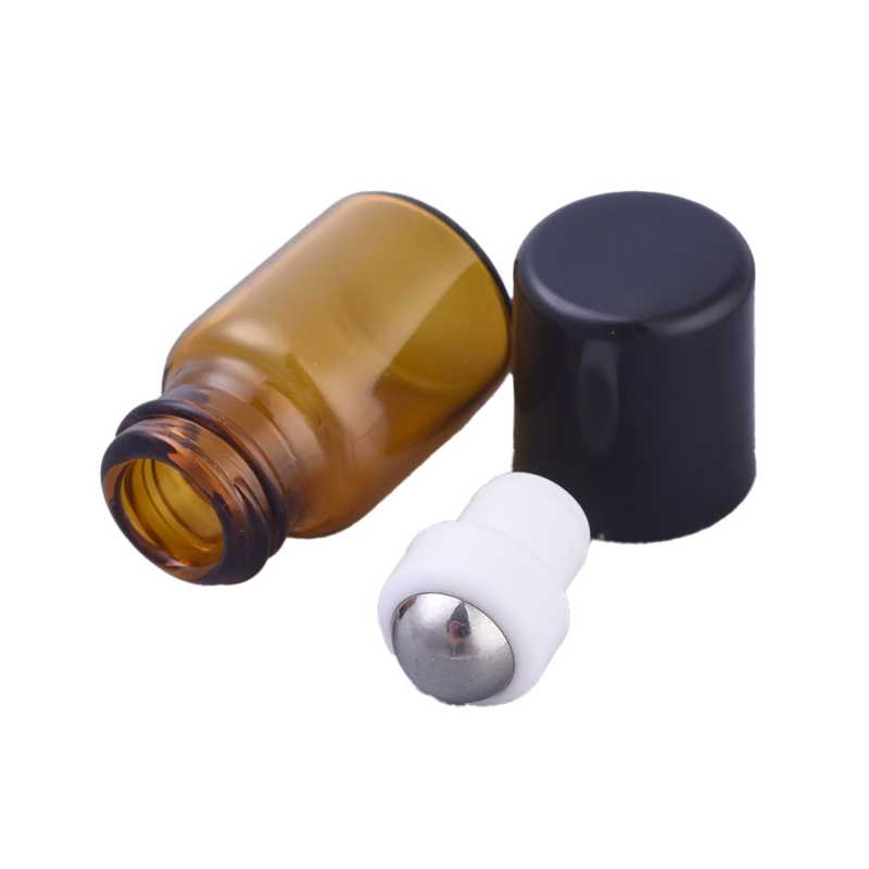 Glass roll-on with plastic lid in black. It is a smaller roll-on with a volume of only 2 ml, so it is more suitable for perfumes, oils and fragrance blends.
Th