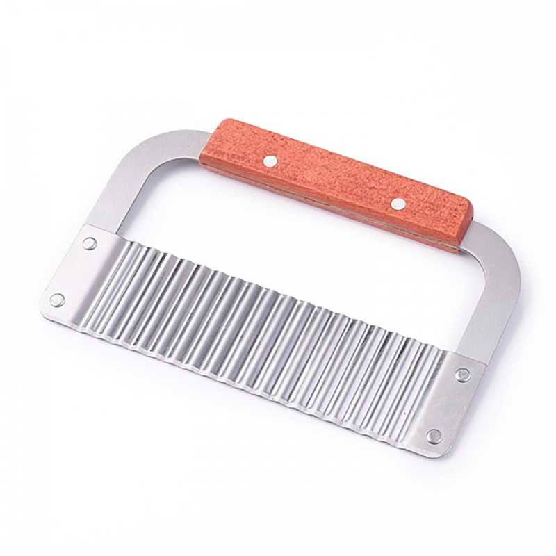 Stainless steel knife with waves is used for cutting blocks of soap or soap mass. Thanks to the wooden handle, it feels good in the hand.
Washable in warm wate